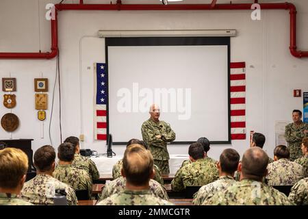 SANTA RITA, Guam (Sept 16, 2002) Adm Hinten. Bradley Andros trifft sich mit Matrosen, die der explosiven Ordnance Mobile Unit Five zugewiesen sind. Stockfoto