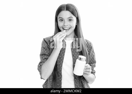 Kind Mädchen mit Pille. Einnahme von Medikamenten, Vitaminpräparaten, Behandlungskonzept. Vollständiges Multivitamin. Gesundheit und Gesundheit von Kindern. Portrait of Happy Stockfoto