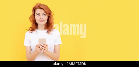 Ein Mädchen, das online chattet. sms und Instant Messaging. Tippen und Texten. Blogger verwendet Smartphone. Frau Einzelgesichtsporträt, Banner mit Modellkopie Stockfoto