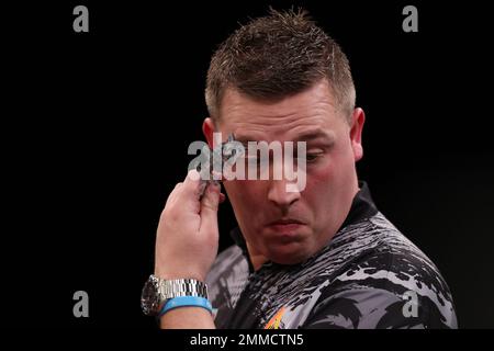Marshall Arena, Milton Keynes, Großbritannien. 29. Januar 2023. 2023 PDC Cazoo Masters Day 3 Abendsitzung; Chris Dobey reagiert, nachdem er die 9. Etappe während seines Spiels mit Michael Smith Credit: Action Plus Sports/Alamy Live News verloren hat Stockfoto