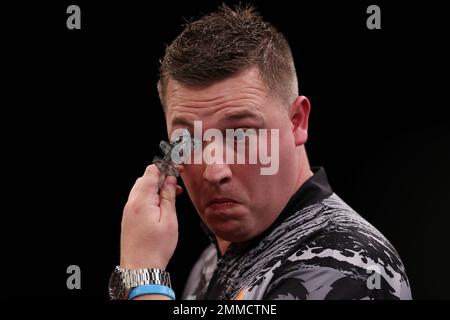 Marshall Arena, Milton Keynes, Großbritannien. 29. Januar 2023. 2023 PDC Cazoo Masters Day 3 Abendsitzung; Chris Dobey reagiert, nachdem er die 9. Etappe während seines Spiels mit Michael Smith Credit: Action Plus Sports/Alamy Live News verloren hat Stockfoto