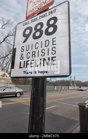 28. Januar 2023. Washington, D.C. - Selbstmord- und Krisenhotline-Schild an der Taft Bridge, um jeden in der Krise zu ermutigen, die nationale 988-Hotline anzurufen. Zwischen Januar 2010 und Juni 2020 gab es von dieser Brücke 13 Selbstmorde. Stockfoto