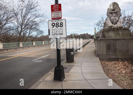 28. Januar 2023. Washington, D.C. - Selbstmord- und Krisenhotline-Schild an der Taft Bridge, um jeden in der Krise zu ermutigen, die nationale 988-Hotline anzurufen. Zwischen Januar 2010 und Juni 2020 gab es von dieser Brücke 13 Selbstmorde. Stockfoto