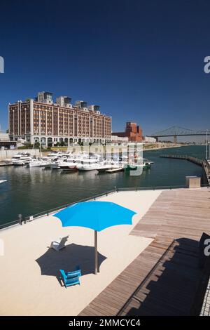 Uhrenturm Strand mit Blick auf den Yachthafen im alten Hafen von Montreal im Sommer, Quebec, Kanada. Stockfoto