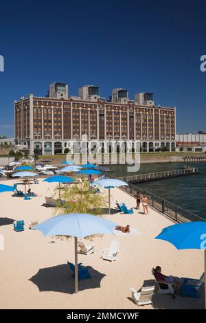 Uhrenturm Strand mit Blick auf den Yachthafen im alten Hafen von Montreal im Sommer, Quebec, Kanada. Stockfoto