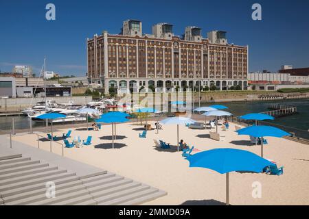 Uhrenturm Strand mit Blick auf den Yachthafen im alten Hafen von Montreal im Sommer, Quebec, Kanada. Stockfoto