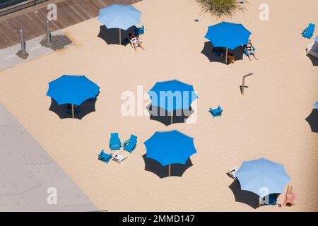 Blick auf den Clock Tower Strand mit Blick auf den Yachthafen im alten Hafen von Montreal im Sommer, Quebec, Kanada. Stockfoto