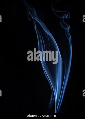Schwarzer Hintergrund mit blauem Rauch Stockfoto