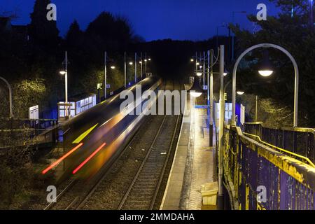 East Midlands Railway-Klasse 158 DMU 158858 Ankunft am Bahnhof Kirkby in Ashfield auf der Robin Hood-Linie, Nottinghamshire, Großbritannien Stockfoto