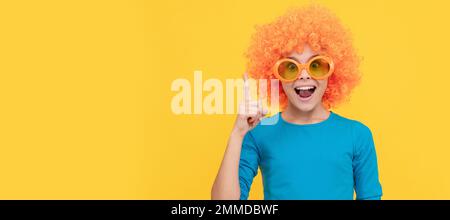 Inspiriert von Ideen. Geburtstagsparty für Mädchen. Glücklicher, lustiger Junge mit lockiger Perücke. Zeit für Viel Spaß. Lustiges Teenager-Kind mit Perücke, Partyposter. Bannerüberschrift Stockfoto
