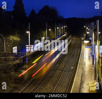 East Midlands Railway-Klasse 158 DMU 158858 Ankunft am Bahnhof Kirkby in Ashfield auf der Robin Hood-Linie, Nottinghamshire, Großbritannien Stockfoto