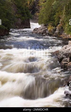 Ouareau River und Wildwasserstromschnellen im Herbst, Rawdon Falls Park, Lanaudiere, Quebec, Kanada. Stockfoto