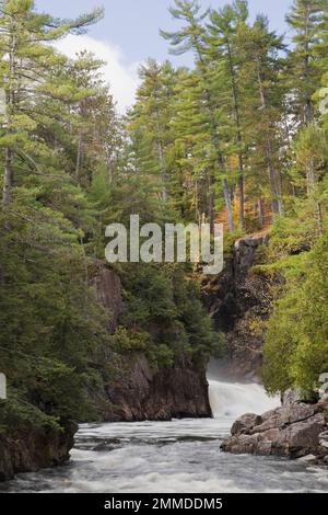 Ouareau River und Wildwasserstromschnellen im Herbst, Rawdon Falls Park, Lanaudiere, Quebec, Kanada. Stockfoto