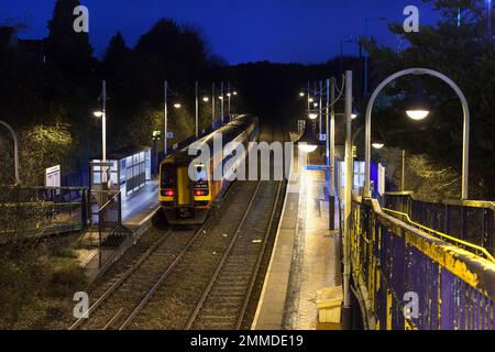 East Midlands Railway Klasse 158 DMU 158858 am Bahnhof Kirkby in Ashfield auf der Robin Hood-Linie, Nottinghamshire, Großbritannien Stockfoto