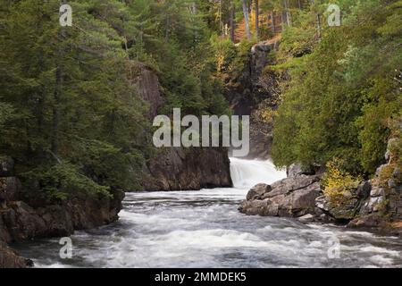 Ouareau River und Wildwasserstromschnellen im Herbst, Rawdon Falls Park, Lanaudiere, Quebec, Kanada. Stockfoto