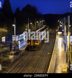 East Midlands Railway Klasse 158 DMU 158858 am Bahnhof Kirkby in Ashfield auf der Robin Hood-Linie, Nottinghamshire, Großbritannien Stockfoto