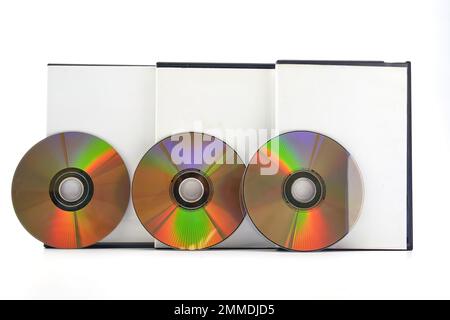 DVD Blue ray Discs mit Hüllen, weißer Hintergrund, CD-Design-Box Stockfoto