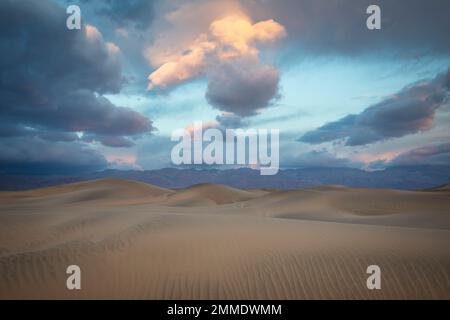 Mesquite Flat Sand Dunes beginnen zu leuchten, wenn die Sonne über Death Valley, Kalifornien, aufgeht. Stockfoto