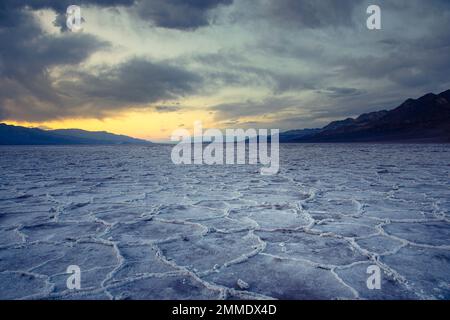 Das Badwater Basin liegt 282ft m unter dem Meeresspiegel im Death Valley, Kalifornien. Stockfoto