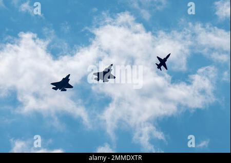 EIN US-AMERIKANISCHER Air Force T-38A Talons, die der 2D Fighter Training Squadron zugeteilt wurden, brechen von F-35A Lightning II ab, die der 61. Fighter Training Squadron zugeteilt wurden, während eines Anflugs auf die Mountain Home Air Force Base, Idaho, 16. September 2022. Die Einheiten, die dem Luftwaffenstützpunkt Luke, Arizona, und der Eglin AFB, Florida, zugeteilt wurden, reisten nach Idaho für eine Übung zum Grundkurs des F-35-Piloten. Stockfoto