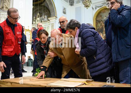 Palermo, Italien. 17. Januar 2023. Der Vater von Biagio Conte, Giuseppe (C), berührt während der offiziellen Beerdigung des verstorbenen Missionars das Kreuz auf dem Sarg seines Sohnes. Offizielle Beerdigung des Laienmissionars Biagio Conte, der am 12. Januar 2023 starb. Die Feier für den Gründer der Hope and Charity Mission (Missione Speranza e Carità) für Armut und Obdachlosigkeit in Palermo fand in der Kathedrale „Santa Vergine Maria Assunta“ in Anwesenheit von Vertretern verschiedener religiöser Traditionen und Behörden statt. Kredit: SOPA Images Limited/Alamy Live News Stockfoto