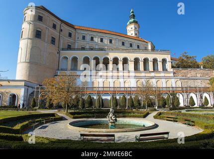 Schloss Mikulov, Brunnen und Uhrenturm, eines der wichtigsten Schlösser in Südmähren, Blick von Mikulov Stadt, Tschechische Republik Stockfoto