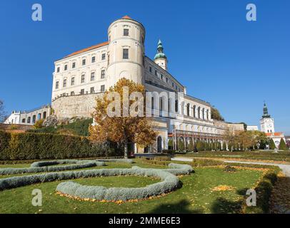 Schloss Mikulov, eine der wichtigsten Burgen in Südmähren, Blick von Mikulov Stadt, Tschechische Republik Stockfoto