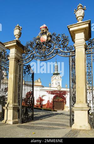 Tor zum Schlosspark Mikulov mit Kirchturm, einer der wichtigsten Burgen in Südmähren, Blick von der Stadt Mikulov, Tschechische Republik Stockfoto