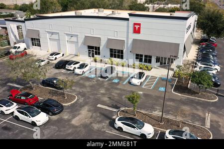 Orlando, Usa. 30. Januar 2023. HINWEIS DER REDAKTION: Bild aufgenommen von einer Drohne) Ein Tesla Kollisionszentrum ist in dieser Luftaufnahme in Orlando zu sehen. Die Aktien von Tesla stiegen diese Woche um 33 %, was die beste wöchentliche Leistung seit Mai 2013 darstellt, und nach einem Rückgang von 40 % im Vergleich zu den vorangegangenen sechs Monaten. Laut CEO Elon Musk wird Tesla im Jahr 2023 potenziell 2 Millionen Fahrzeuge produzieren. Kredit: SOPA Images Limited/Alamy Live News Stockfoto