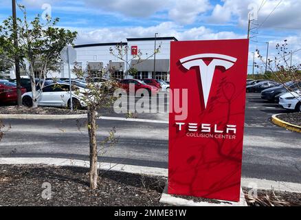 Orlando, Usa. 29. Januar 2023. Ein Tesla Kollisionszentrum wird in Orlando gesehen. Die Aktien von Tesla stiegen diese Woche um 33 %, was die beste wöchentliche Leistung seit Mai 2013 darstellt, und nach einem Rückgang von 40 % im Vergleich zu den vorangegangenen sechs Monaten. Laut CEO Elon Musk wird Tesla im Jahr 2023 potenziell 2 Millionen Fahrzeuge produzieren. Kredit: SOPA Images Limited/Alamy Live News Stockfoto