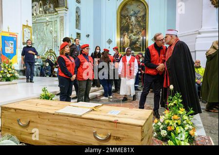 Badri Al-Madani (R), Imam der Palermoís-Moschee, begrüßt ein Mitglied des Malteserordens während der offiziellen Beerdigung des verstorbenen Missionars Biagio Conte. Offizielle Beerdigung des Laienmissionars Biagio Conte, der am 12. Januar 2023 starb. Die Feier für den Gründer der Hope and Charity Mission (Missione Speranza e Carità) für Armut und Obdachlosigkeit in Palermo fand in der Kathedrale „Santa Vergine Maria Assunta“ in Anwesenheit von Vertretern verschiedener religiöser Traditionen und Behörden statt. (Foto: Valeria Ferraro/SOPA Images/Sipa USA) Stockfoto