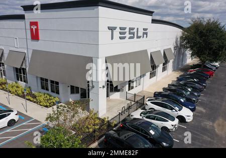 Orlando, Usa. 30. Januar 2023. HINWEIS DER REDAKTION: Bild aufgenommen von einer Drohne) Ein Tesla Kollisionszentrum ist in dieser Luftaufnahme in Orlando zu sehen. Die Aktien von Tesla stiegen diese Woche um 33 %, was die beste wöchentliche Leistung seit Mai 2013 darstellt, und nach einem Rückgang von 40 % im Vergleich zu den vorangegangenen sechs Monaten. Laut CEO Elon Musk wird Tesla im Jahr 2023 potenziell 2 Millionen Fahrzeuge produzieren. Kredit: SOPA Images Limited/Alamy Live News Stockfoto