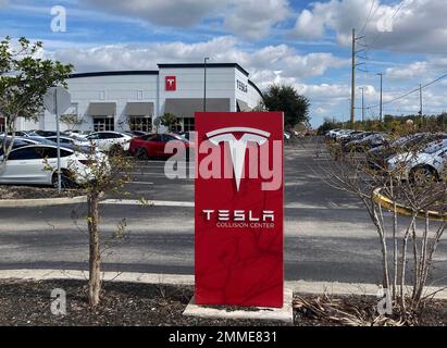 Orlando, Usa. 29. Januar 2023. Ein Tesla Kollisionszentrum wird in Orlando gesehen. Die Aktien von Tesla stiegen diese Woche um 33 %, was die beste wöchentliche Leistung seit Mai 2013 darstellt, und nach einem Rückgang von 40 % im Vergleich zu den vorangegangenen sechs Monaten. Laut CEO Elon Musk wird Tesla im Jahr 2023 potenziell 2 Millionen Fahrzeuge produzieren. Kredit: SOPA Images Limited/Alamy Live News Stockfoto