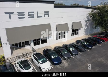 Orlando, Usa. 30. Januar 2023. HINWEIS DER REDAKTION: Bild aufgenommen von einer Drohne) Ein Tesla Kollisionszentrum ist in dieser Luftaufnahme in Orlando zu sehen. Die Aktien von Tesla stiegen diese Woche um 33 %, was die beste wöchentliche Leistung seit Mai 2013 darstellt, und nach einem Rückgang von 40 % im Vergleich zu den vorangegangenen sechs Monaten. Laut CEO Elon Musk wird Tesla im Jahr 2023 potenziell 2 Millionen Fahrzeuge produzieren. Kredit: SOPA Images Limited/Alamy Live News Stockfoto