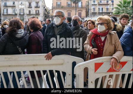 Palermo, Italien. 17. Januar 2023. Menschen, die in einer Menge gesehen wurden, die darauf wartete, die Kathedrale zu betreten, um die offizielle Beerdigungszeremonie für den verstorbenen Missionar Biagio Conte zu feiern. Offizielle Beerdigung des Laienmissionars Biagio Conte, der am 12. Januar 2023 starb. Die Feier für den Gründer der Hope and Charity Mission (Missione Speranza e Carità) für Armut und Obdachlosigkeit in Palermo fand in der Kathedrale „Santa Vergine Maria Assunta“ in Anwesenheit von Vertretern verschiedener religiöser Traditionen und Behörden statt. (Foto: Valeria Ferraro/SOPA Images/Sipa USA) Guthaben: SIPA USA/Alamy Live News Stockfoto