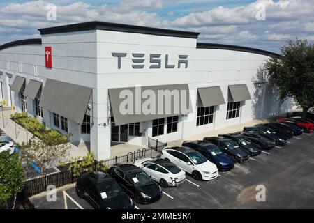 Orlando, Usa. 30. Januar 2023. HINWEIS DER REDAKTION: Bild aufgenommen von einer Drohne) Ein Tesla Kollisionszentrum ist in dieser Luftaufnahme in Orlando zu sehen. Die Aktien von Tesla stiegen diese Woche um 33 %, was die beste wöchentliche Leistung seit Mai 2013 darstellt, und nach einem Rückgang von 40 % im Vergleich zu den vorangegangenen sechs Monaten. Laut CEO Elon Musk wird Tesla im Jahr 2023 potenziell 2 Millionen Fahrzeuge produzieren. (Foto: Paul Hennessy/SOPA Images/Sipa USA) Guthaben: SIPA USA/Alamy Live News Stockfoto