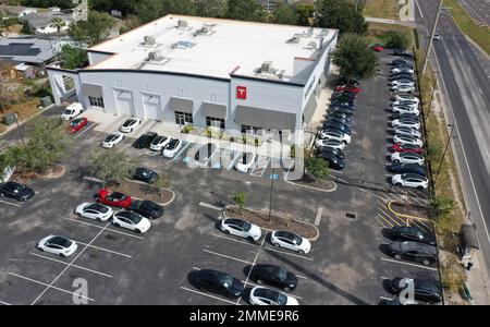 Orlando, Usa. 30. Januar 2023. HINWEIS DER REDAKTION: Bild aufgenommen von einer Drohne) Ein Tesla Kollisionszentrum ist in dieser Luftaufnahme in Orlando zu sehen. Die Aktien von Tesla stiegen diese Woche um 33 %, was die beste wöchentliche Leistung seit Mai 2013 darstellt, und nach einem Rückgang von 40 % im Vergleich zu den vorangegangenen sechs Monaten. Laut CEO Elon Musk wird Tesla im Jahr 2023 potenziell 2 Millionen Fahrzeuge produzieren. (Foto: Paul Hennessy/SOPA Images/Sipa USA) Guthaben: SIPA USA/Alamy Live News Stockfoto