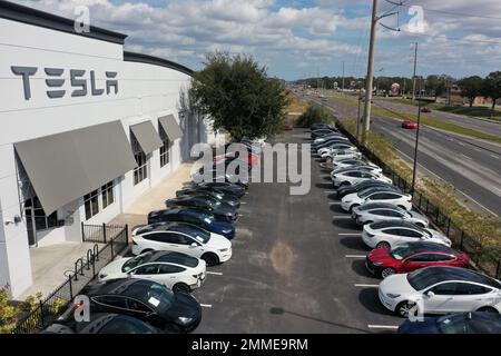 Orlando, Usa. 30. Januar 2023. HINWEIS DER REDAKTION: Bild aufgenommen von einer Drohne) Ein Tesla Kollisionszentrum ist in dieser Luftaufnahme in Orlando zu sehen. Die Aktien von Tesla stiegen diese Woche um 33 %, was die beste wöchentliche Leistung seit Mai 2013 darstellt, und nach einem Rückgang von 40 % im Vergleich zu den vorangegangenen sechs Monaten. Laut CEO Elon Musk wird Tesla im Jahr 2023 potenziell 2 Millionen Fahrzeuge produzieren. (Foto: Paul Hennessy/SOPA Images/Sipa USA) Guthaben: SIPA USA/Alamy Live News Stockfoto