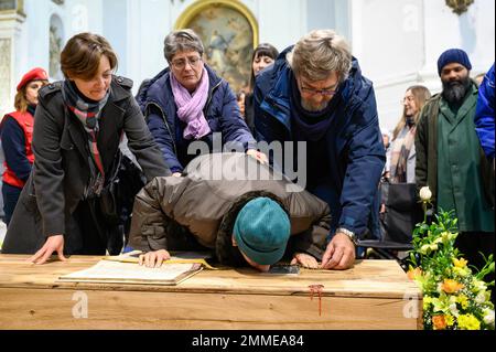 Palermo, Sizilien, Italien. 17. Januar 2023. Maria Conte (C) küsst während der offiziellen Beerdigung des verstorbenen Missionars das Plakat mit dem Namen ihres Sohnes. Offizielle Beerdigung des Laienmissionars Biagio Conte, der am 12. Januar 2023 starb. Die Feier für den Gründer der Hope and Charity Mission (Missione Speranza e CaritÃ ) für Arme und Obdachlosigkeit in Palermo fand in der Kathedrale „Santa Vergine Maria Assunta“ statt, in Anwesenheit von Vertretern verschiedener religiöser Traditionen und Behörden. (Credit Image: © Valeria Ferraro/SOPA Images via ZUMA Press Wire) REDAKTIONELLE VERWENDUNG Stockfoto