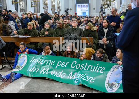 Palermo, Sizilien, Italien. 17. Januar 2023. Während der offiziellen Beerdigung des verstorbenen Missionars Biagio Conte halten junge Studenten ein Banner mit der Aufschrift „gemeinsam eine bessere Welt aufbauen“. Offizielle Beerdigung des Laienmissionars Biagio Conte, der am 12. Januar 2023 starb. Die Feier für den Gründer der Hope and Charity Mission (Missione Speranza e CaritÃ ) für Arme und Obdachlosigkeit in Palermo fand in der Kathedrale „Santa Vergine Maria Assunta“ statt, in Anwesenheit von Vertretern verschiedener religiöser Traditionen und Behörden. (Kreditbild: © Valeria Ferraro/SOPA Bilder Via Stockfoto