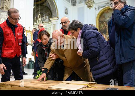 Palermo, Sizilien, Italien. 17. Januar 2023. Der Vater von Biagio Conte, Giuseppe (C), berührt während der offiziellen Beerdigung des verstorbenen Missionars das Kreuz auf dem Sarg seines Sohnes. Offizielle Beerdigung des Laienmissionars Biagio Conte, der am 12. Januar 2023 starb. Die Feier für den Gründer der Hope and Charity Mission (Missione Speranza e CaritÃ ) für Arme und Obdachlosigkeit in Palermo fand in der Kathedrale „Santa Vergine Maria Assunta“ statt, in Anwesenheit von Vertretern verschiedener religiöser Traditionen und Behörden. (Kreditbild: © Valeria Ferraro/SOPA Bilder via ZUMA PR Stockfoto