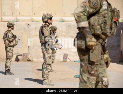 Deutscher Meister Sgt. Marco Schumacher, der NATO-Mission Irak zugewiesen - deutsches Kontingent, stuft Soldaten mit 2. Bataillon, 22. Infanterie-Regiment, 1. Brigade Combat Team, 10. Mountain Division, kombinierte Joint Task Force - Operation Inhärent Resolve, während der Schützenschnur, in Sully Memorial Range, Bagdad, Irak, 16. September 2022. Die Schützenschnur vereint Pistolen- und Gewehrfertigkeit und vergibt ein Abzeichen an diejenigen, die sich mit einer bestandenen Punktzahl qualifizieren. Stockfoto