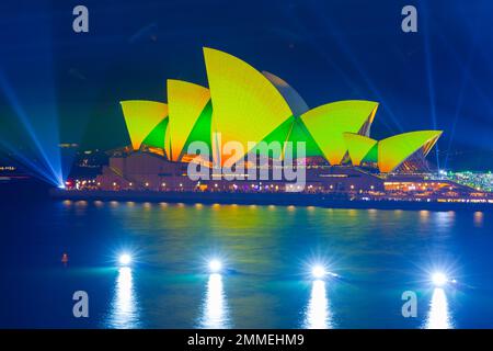 Das Feuerwerk endet am 2023. Australientag im Opernhaus von Sydney. Die jährliche Veranstaltung ist bei einheimischen Australiern, die sie als „Invasion Day“ bezeichnen, unbeliebt. Stockfoto