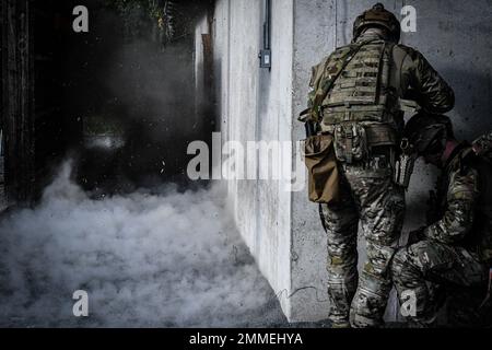 Mitglieder von 45 Commando Royal Marines, führen Close Quarter Battle (CQB) Training in Grafenwöhr, Deutschland, 16. September 2022 durch. Diese von den Einsatzkräften geführte Übung soll fortgeschrittene kombinierte Taktiken-Schulungen in Abstimmung mit der Stärkung der Fähigkeiten der NATO-Alliierten, dem Informationsaustausch und der Verteidigung gegen Gegner im Europäischen Theater bieten. Stockfoto