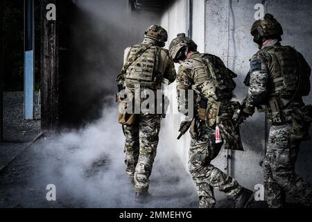 Mitglieder von 45 Commando Royal Marines, führen Close Quarter Battle (CQB) Training in Grafenwöhr, Deutschland, 16. September 2022 durch. Diese von den Einsatzkräften geführte Übung soll fortgeschrittene kombinierte Taktiken-Schulungen in Abstimmung mit der Stärkung der Fähigkeiten der NATO-Alliierten, dem Informationsaustausch und der Verteidigung gegen Gegner im Europäischen Theater bieten. Stockfoto