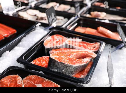 Steaks mit frischem Fisch auf Eis im Supermarkt Stockfoto