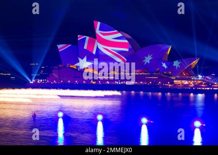 Das Feuerwerk endet am 2023. Australientag im Opernhaus von Sydney. Die jährliche Veranstaltung ist bei einheimischen Australiern, die sie als „Invasion Day“ bezeichnen, unbeliebt. Stockfoto