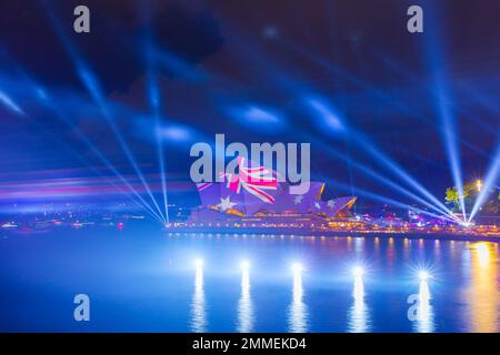 Das Feuerwerk endet am 2023. Australientag im Opernhaus von Sydney. Die jährliche Veranstaltung ist bei einheimischen Australiern, die sie als „Invasion Day“ bezeichnen, unbeliebt. Stockfoto