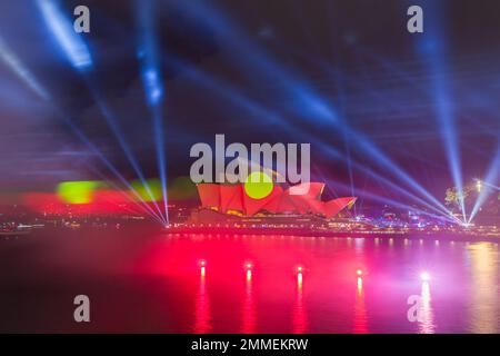 Das Feuerwerk endet am 2023. Australientag im Opernhaus von Sydney. Die jährliche Veranstaltung ist bei einheimischen Australiern, die sie als „Invasion Day“ bezeichnen, unbeliebt. Stockfoto