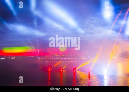 Das Feuerwerk endet am 2023. Australientag im Opernhaus von Sydney. Die jährliche Veranstaltung ist bei einheimischen Australiern, die sie als „Invasion Day“ bezeichnen, unbeliebt. Stockfoto